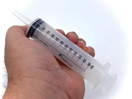 تصویر 2 از سرنگ لوئرلاک با اتصال مطمئن و طراحی ارگونومیک مقاوم